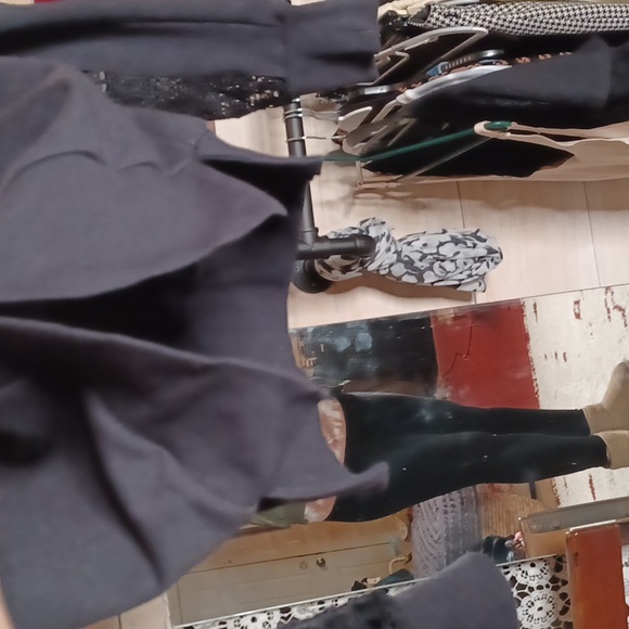 MAX JEANS- Sz Med- Crewneck, Lace sleeves/Shoulders- W/Side Slits- Black - Picture 6 of 8